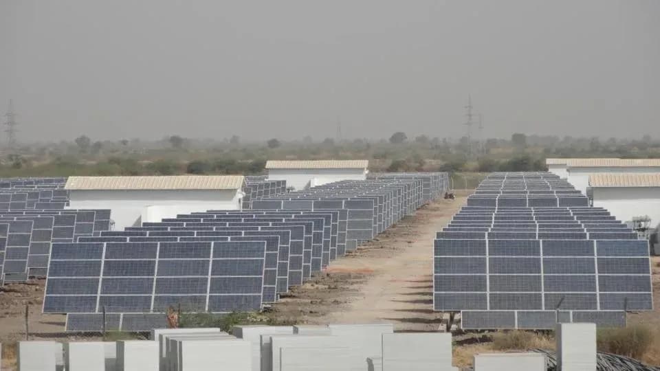 Single-axis tracking arrays at Surendranagar